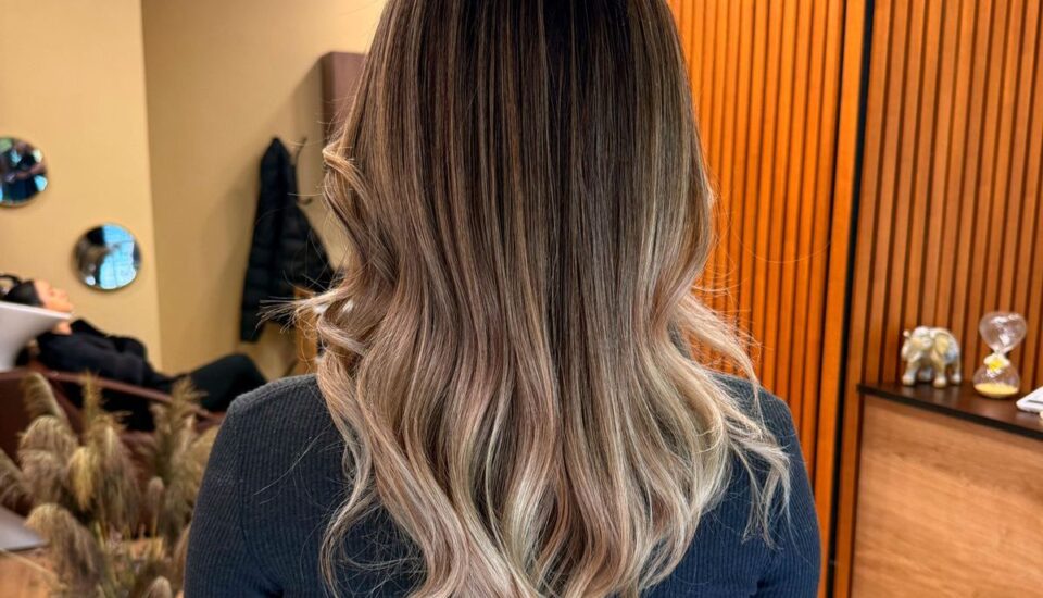 Highlights flokësh në Tiranë – Serhat Terzi Hair Art | Ngjyrosje moderne për femra